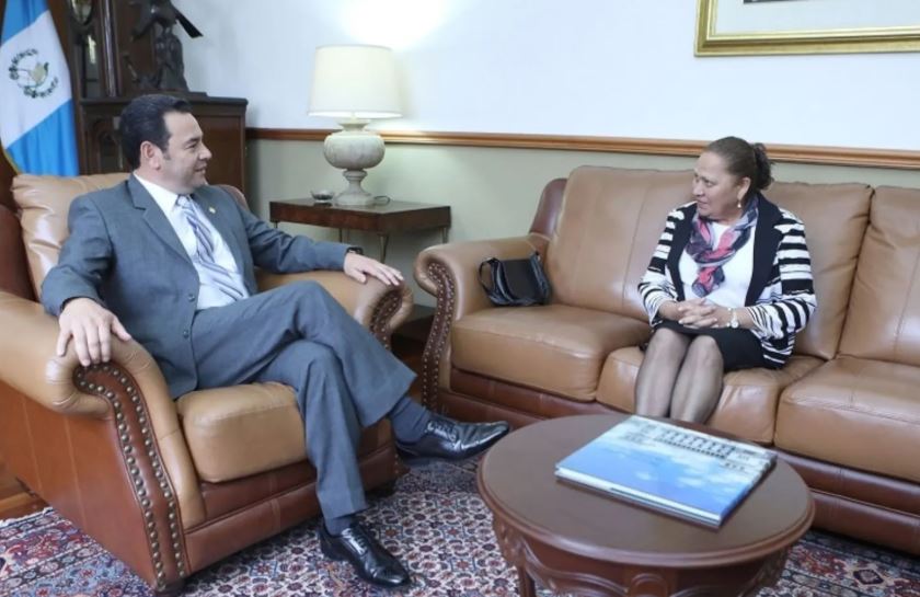 El entonces presidente Jimmy Morales eligió a Consuelo Porras como fiscal general, en el 2018. (Foto Prensa Libre: HemerotecaPL)
