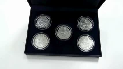 Las cinco monedas conmemorativas que se vendieron este 18 de mayo en menos de cinco horas son un homenaje a los artistas del Centro Cívico:Carlos Mérida, Efraín Recinos, Roberto González Goyri, Guillermo Grajeda Mena y Dagoberto Vásquez Castañeda. (Foto, Prensa Libre: María René Barrientos)