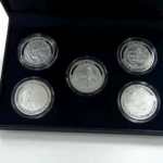Las cinco monedas conmemorativas que se vendieron este 18 de mayo en menos de cinco horas son un homenaje a los artistas del Centro Cívico:Carlos Mérida, Efraín Recinos, Roberto González Goyri, Guillermo Grajeda Mena y Dagoberto Vásquez Castañeda. (Foto, Prensa Libre: María René Barrientos)
