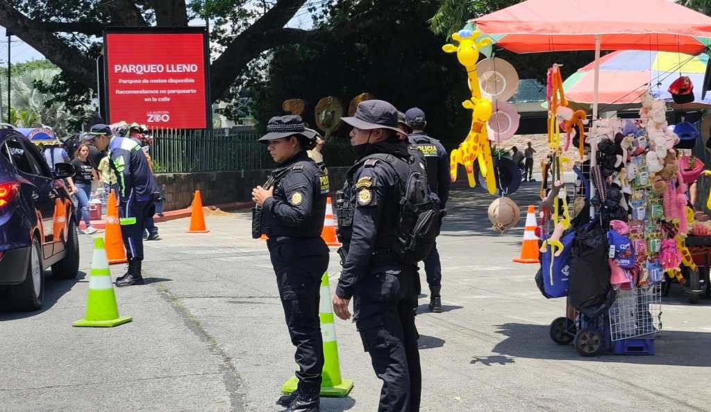 Agentes de la PNC realizan operativos de seguridad y revisiones en alrededores del Zoológico La Aurora en zona 13