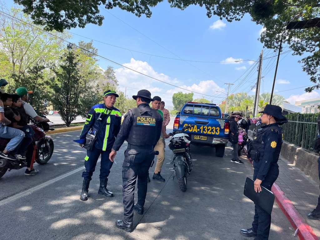 PNC maintains security operation with inspections of vehicles and people around the La Aurora Zoo, zone 13