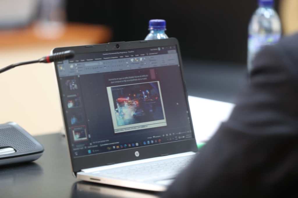 Computadora donde se proyectan fotogramas del secuestro de Julio Amílcar Martínez Murillo en audiencia