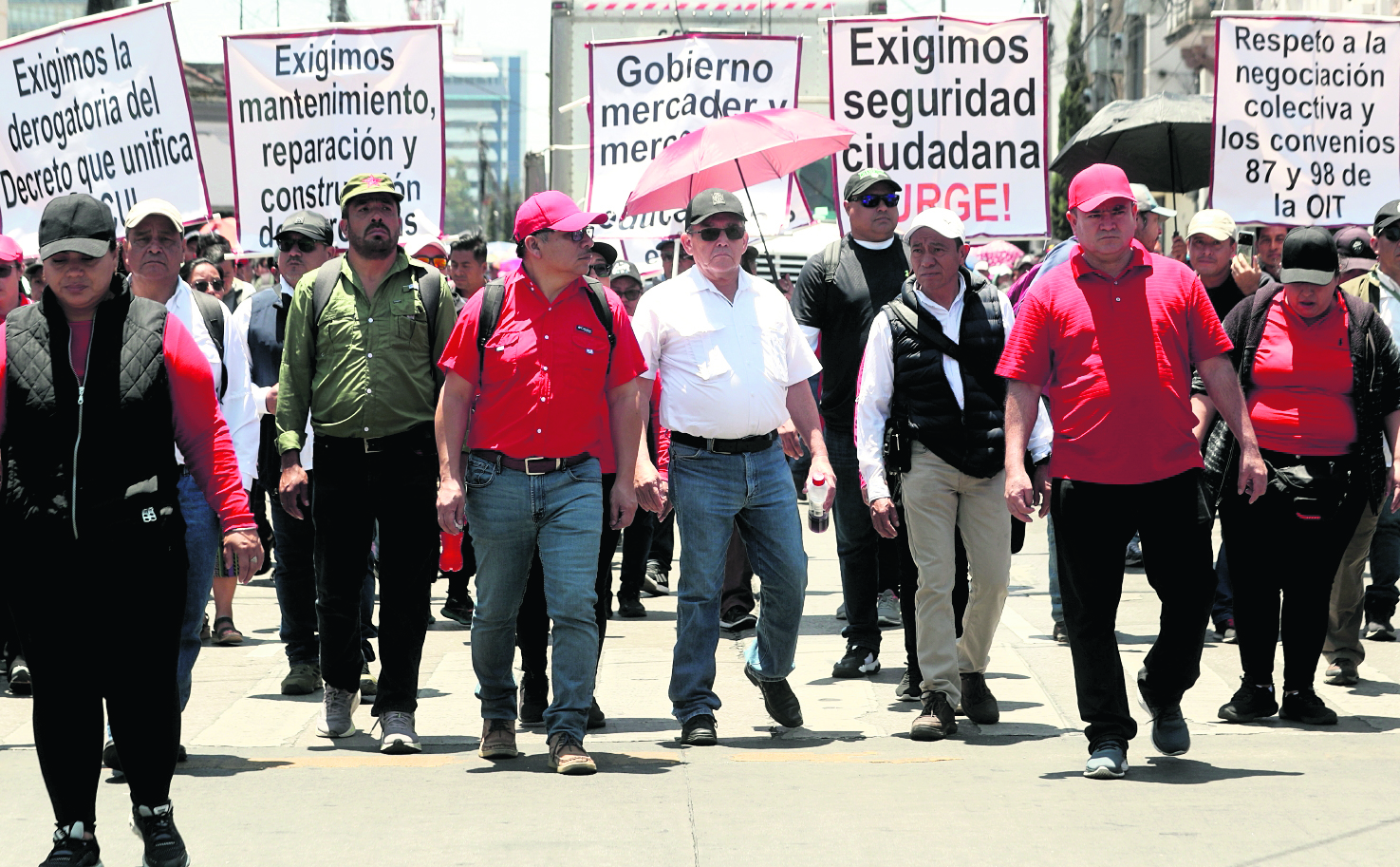 EN FOTOGRAFIA: JOVIEL ACEVEDO, LIDER SINDICALEn medio de la marcha del Sindicato de Trabajadores de la Educación de Guatemala (STEG), el líder sindical Joviel Acevedo declaró que ni los amparos, ni actas, así como destituciones, ni amenazas de cárcel, los detendrán.Estas declaraciones surgen luego de que la noche del pasado miércoles 9 de abril, la ministra de educación, Anabella Giracca, informara que el Juzgado Décimo Segundo del Ramo Civil de Guatemala otorgó un amparo provisional que ordenaba al STEG, abstenerse de suspender clases, bloquear carreteras, así como de obstaculizar el trabajo de la carteraFoto: BYRON RIVERA 10/04/2025