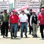 EN FOTOGRAFIA: JOVIEL ACEVEDO, LIDER SINDICAL
En medio de la marcha del Sindicato de Trabajadores de la Educación de Guatemala (STEG), el líder sindical Joviel Acevedo declaró que ni los amparos, ni actas, así como destituciones, ni amenazas de cárcel, los detendrán.
Estas declaraciones surgen luego de que la noche del pasado miércoles 9 de abril, la ministra de educación, Anabella Giracca, informara que el Juzgado Décimo Segundo del Ramo Civil de Guatemala otorgó un amparo provisional que ordenaba al STEG, abstenerse de suspender clases, bloquear carreteras, así como de obstaculizar el trabajo de la cartera
Foto: BYRON RIVERA
10/04/2025