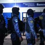 Agentes del Sistema Penitenciario se preparan para ingresar a Renovación 1 y realizar los traslados de nueve pandilleros. (Foto Prensa Libre: Sistema Penitenciario)