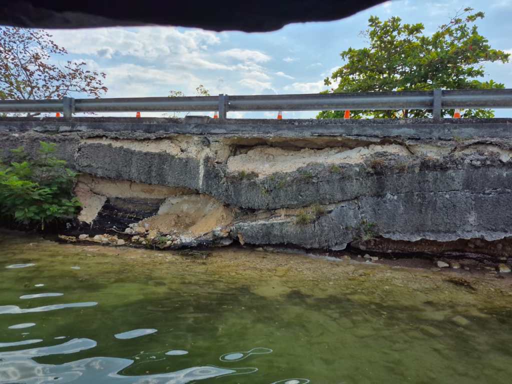 Detalle del socavamiento y deslave en los costados del puente de acceso a Isla de Flores provocado por el lago.