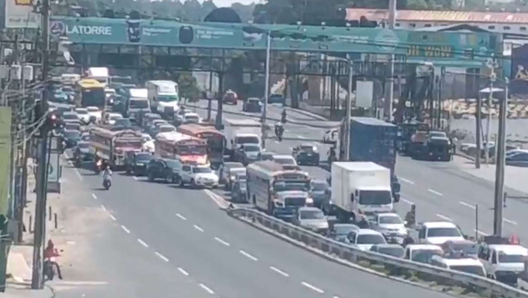 Largas filas de vehículos en la ruta al Pacífico por salidas de fin de semana largo