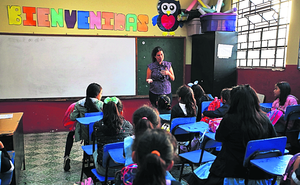 Más de 235 niñas iniciaron clases del ciclo escolar 2024este día  en la Escuela Nacional de Niñas Dolores Bedoya de Molina ubicada en zona 1.  Maestras dieron la bienvenida a las alumnas quienes previo a iniciar realizaron una oración y se conocieron

foto Carlos Hernández 
19/02/2024