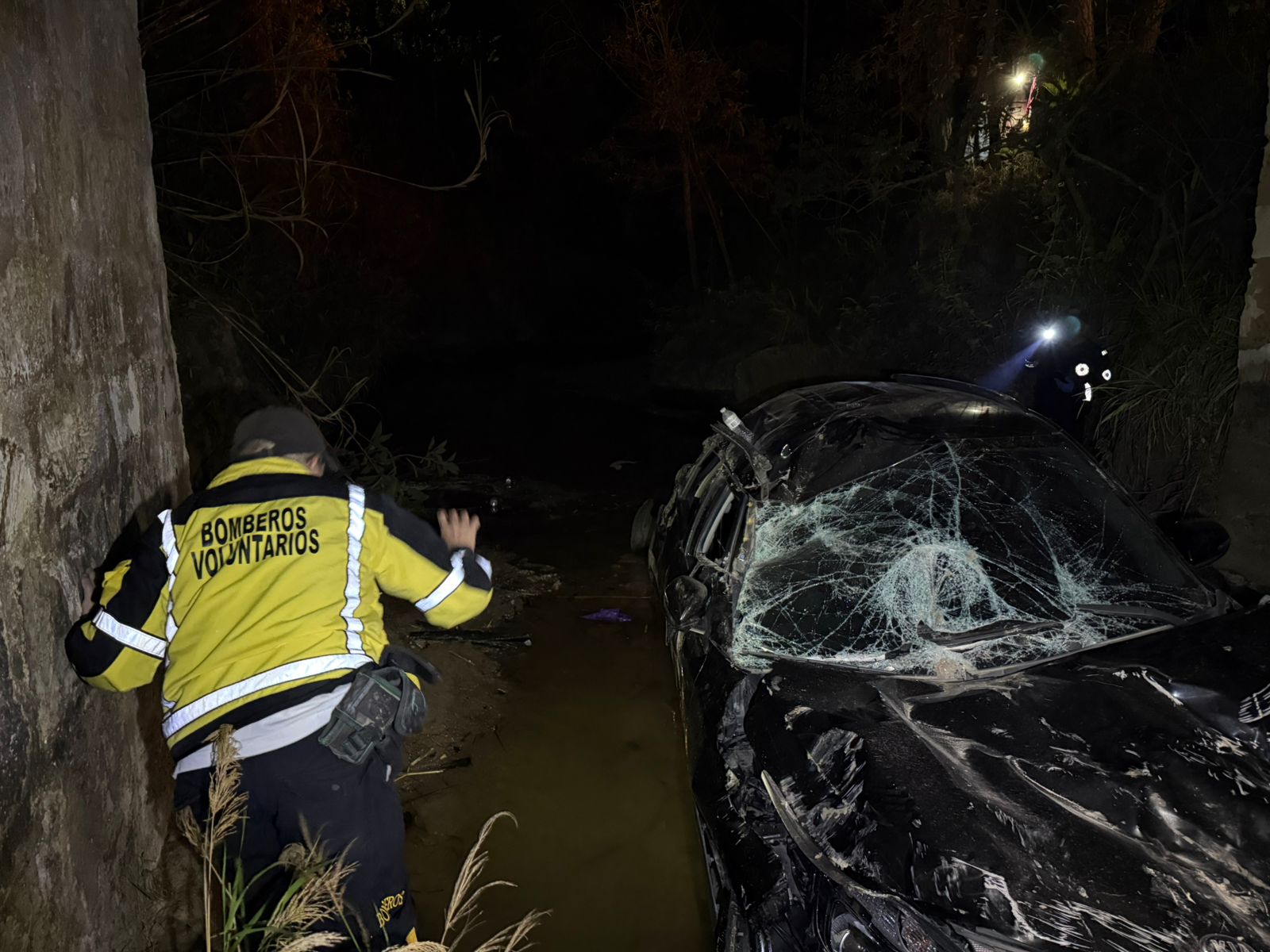 vehículo cae desde puente Quiché