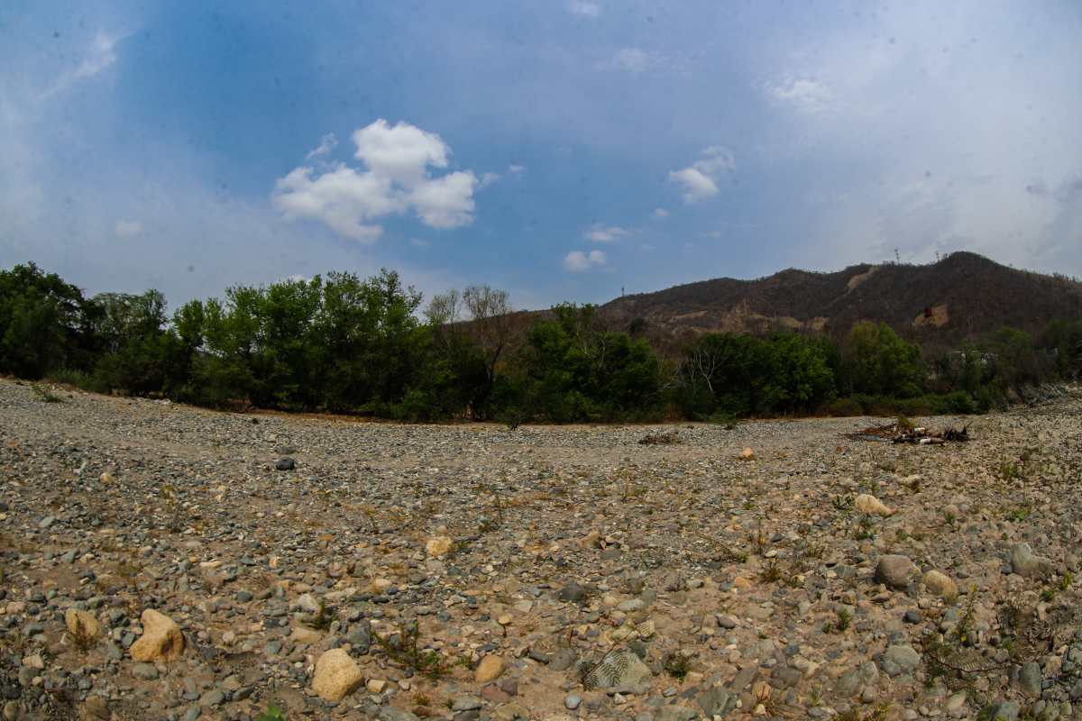 El río Grande ha disminuido su caudal y en la actualidad se puede caminar sobre su cauce. (Foto Prensa Libre: Juan Diego González)