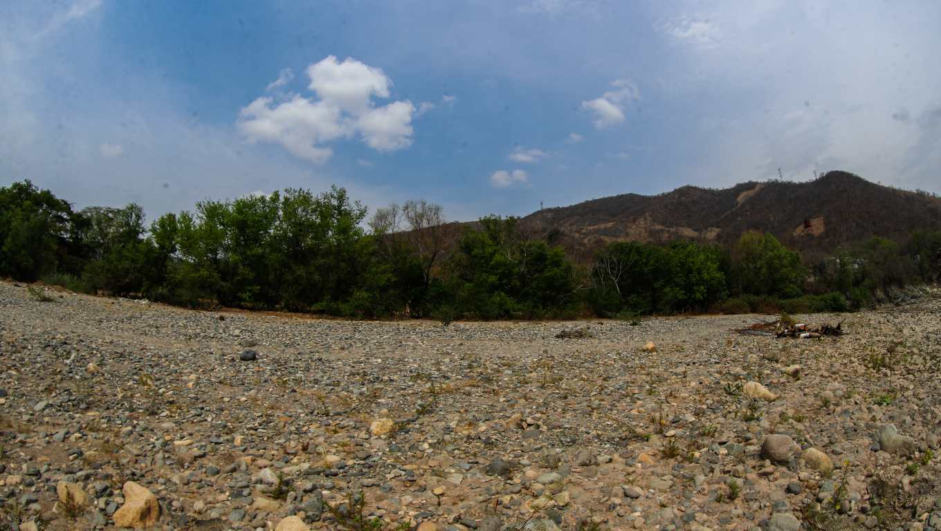 El río Grande ha disminuido su caudal y en la actualidad se puede caminar sobre su cauce. (Foto Prensa Libre: Juan Diego González)