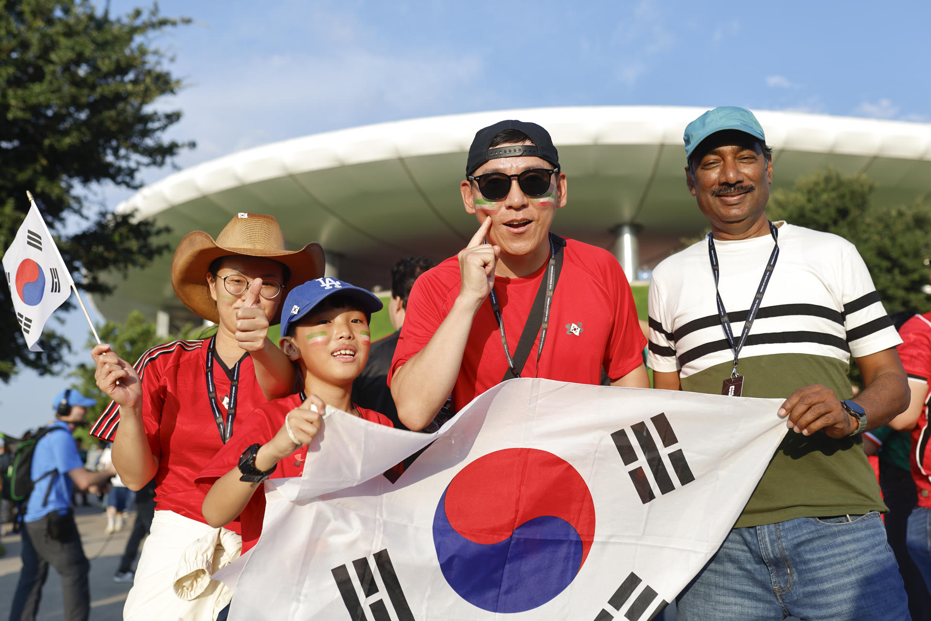 GR5045. GUADALAJARA (MÉXICO), 11/06/2026.- Aficionados de Corea del Sur posan este jueves, previo a un partido del grupo A del Mundial de la FIFA 2026 en el estadio Akron en Guadalajara (México). EFE/ Francisco Guasco