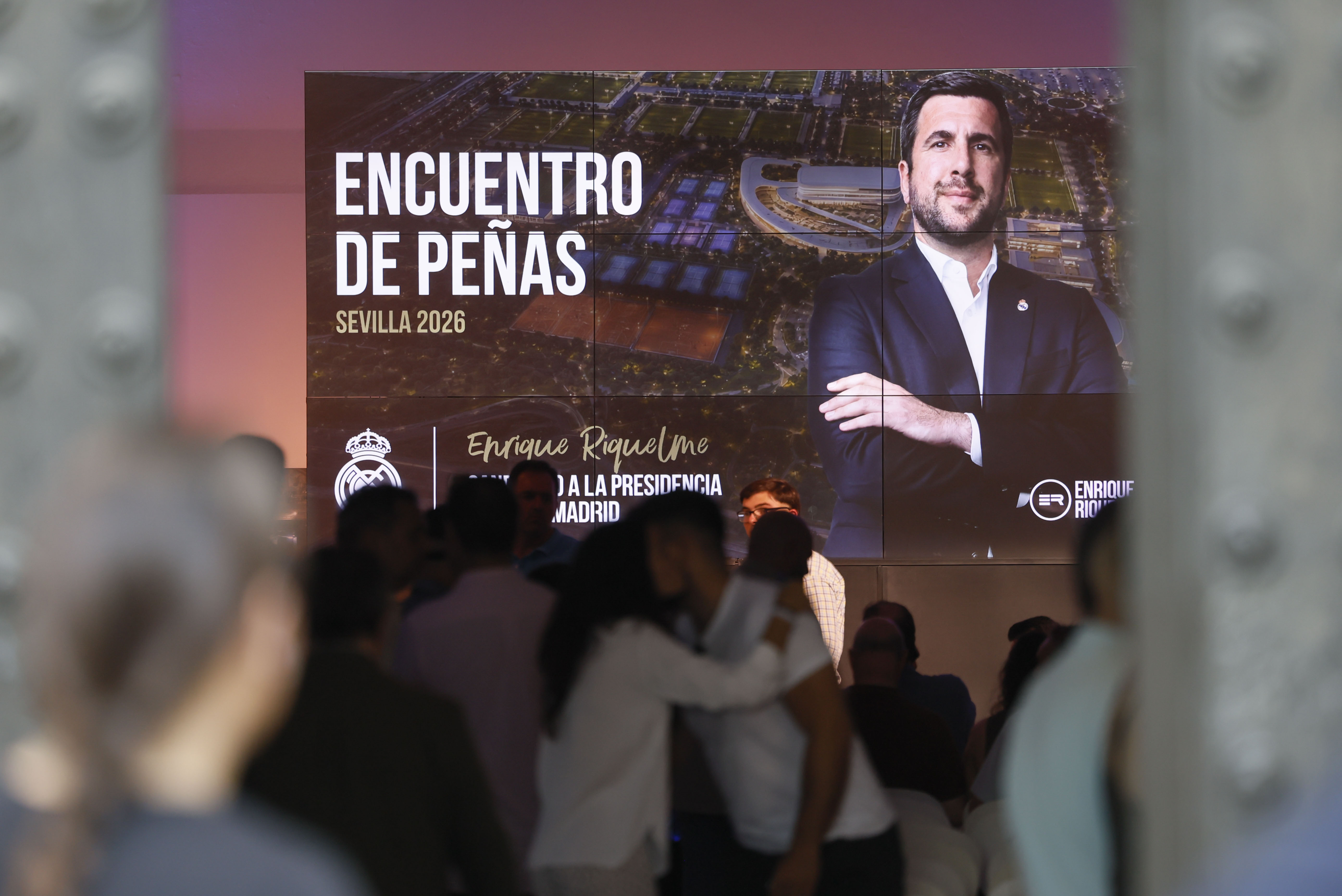 SEVILLA, 02/06/2026.- El candidato a la presidencia del Real Madrid, Enrique Riquelme, asiste a un encuentro con las peñas celebrado este martes en Sevilla. EFE/ José Manuel Vidal