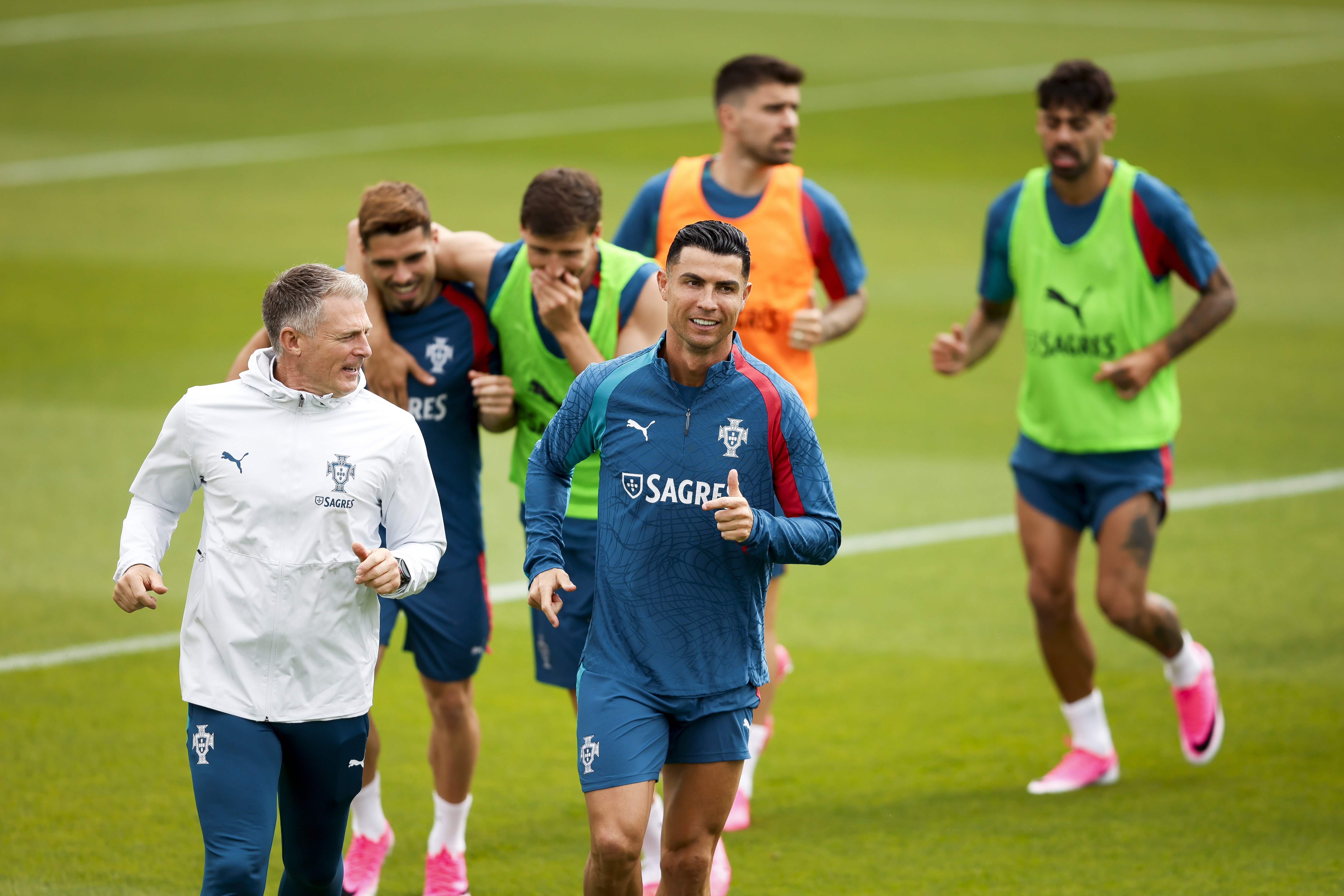 Oeiras (Portugal), 02/06/2026.- Portugal's player Cristiano Ronaldo (C) attends a training session in preparation for the FIFA World Cup 2026, at Cidade do Futebol in Oeiras, Portugal, 02 June 2026. Portugal will play two friendly matches; on 06 June against Chile at the National Stadium in Oeiras, and then against Nigeria on 10 June in Leiria. (Futbol, Amistoso, Mundial de Fútbol) EFE/EPA/FILIPE AMORIM