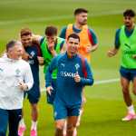 Oeiras (Portugal), 02/06/2026.- Portugal's player Cristiano Ronaldo (C) attends a training session in preparation for the FIFA World Cup 2026, at Cidade do Futebol in Oeiras, Portugal, 02 June 2026. Portugal will play two friendly matches; on 06 June against Chile at the National Stadium in Oeiras, and then against Nigeria on 10 June in Leiria. (Futbol, Amistoso, Mundial de Fútbol) EFE/EPA/FILIPE AMORIM