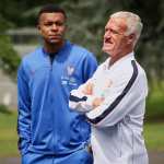 CLAIREFONTAINE (France), 02/06/2026.- Frances head coach Didier Deschamps (R) and Frances Kylian Mbappe await Frances President Emmanuel Macron and Brigitte Macron at the national soccer team training center in Clairefontaine, west of Paris, France, 02 June 2026. (Francia) EFE/EPA/THOMAS PADILLA / POOL MAXPPP OUT