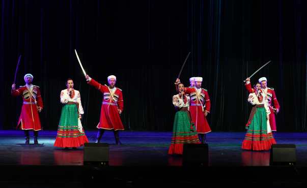Algiers (Algeria), 04/06/2026.- Members of the Moscow Cossack Choir perform during a concert conducted by Veniamin Novotochinov at the Algiers Opera House in Algiers, Algeria, 03 June 2026. The Moscow Cossack Choir is a Russian musical and choral ensemble founded in 2013 that specializes in the preservation and promotion of Cossack cultural heritage. (Argel, Moscú) EFE/EPA/MOHAMED MESSARA