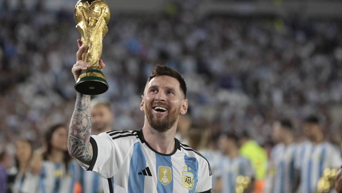 MADRID, 03/06/2026.- El futbolista argentino Leo Messi, considerado uno de los mejores jugadores de la historia y campeón del mundo con su selección en 2022, ha sido galardonado este miércoles con el Premio Princesa de Asturias de los Deportes 2026. En la imagen, Lionel Messi camina con el trofeo de la Copa Mundo en un homenaje, al final de un partido amistoso ante Panamá en el estadio Monumental, el 23 de marzo de 2023, en Buenos Aires (Argentina). EFE/Juan Ignacio Roncoroni