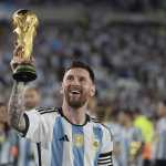 MADRID, 03/06/2026.- El futbolista argentino Leo Messi, considerado uno de los mejores jugadores de la historia y campeón del mundo con su selección en 2022, ha sido galardonado este miércoles con el Premio Princesa de Asturias de los Deportes 2026. En la imagen, Lionel Messi camina con el trofeo de la Copa Mundo en un homenaje, al final de un partido amistoso ante Panamá en el estadio Monumental, el 23 de marzo de 2023, en Buenos Aires (Argentina). EFE/Juan Ignacio Roncoroni
