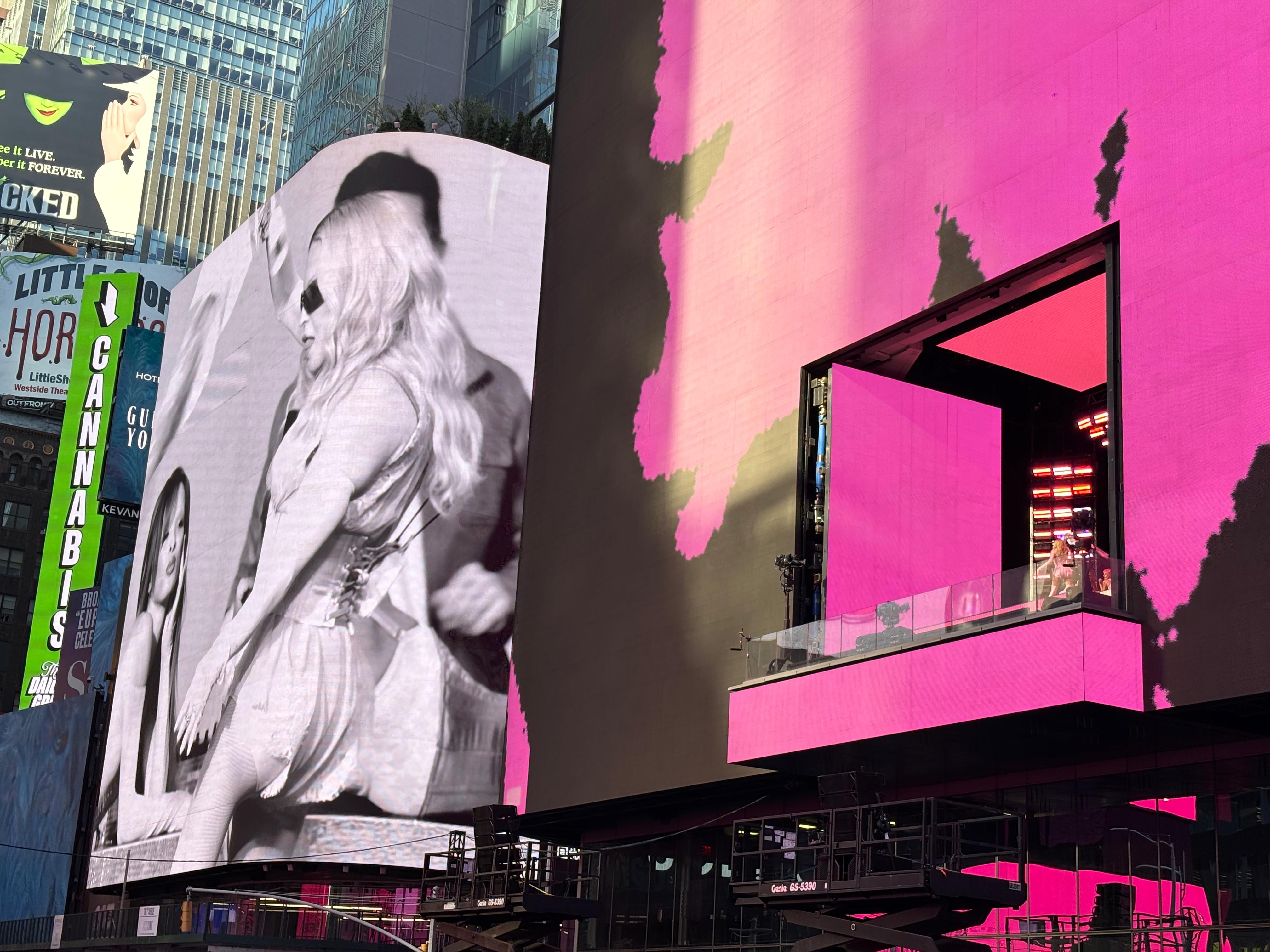 La sorpresa de Madonna en Times Square: cómo fue el concierto que reunió a cientos de admiradores