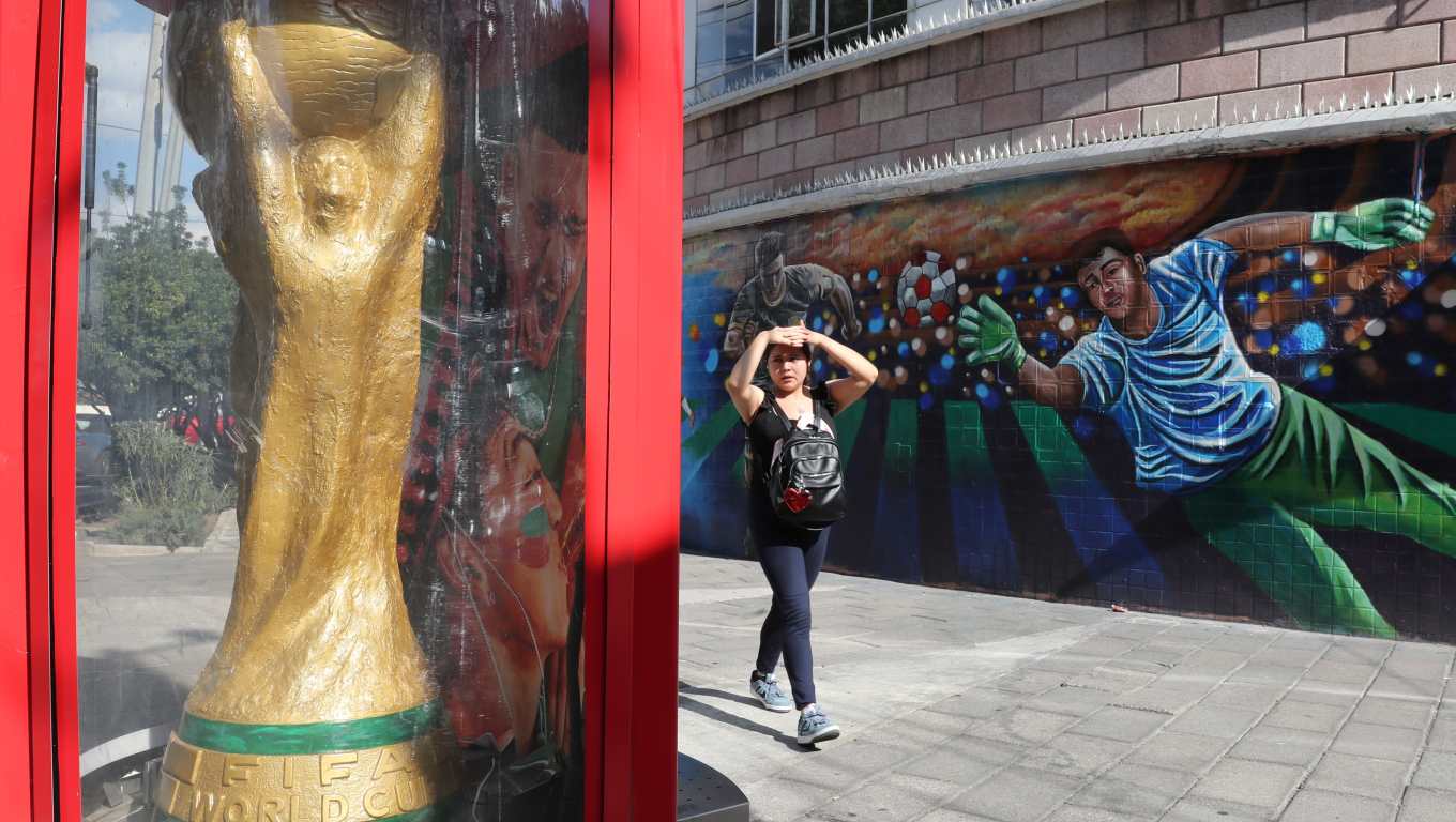 MEX4756. CIUDAD DE MÉXICO (MÉXICO), 04/06/2026.- Una persona camina junto a un mural alusivo al fútbol este jueves, en Ciudad de México (México). EFE/ Mario Guzmán