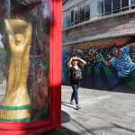 MEX4756. CIUDAD DE MÉXICO (MÉXICO), 04/06/2026.- Una persona camina junto a un mural alusivo al fútbol este jueves, en Ciudad de México (México). EFE/ Mario Guzmán