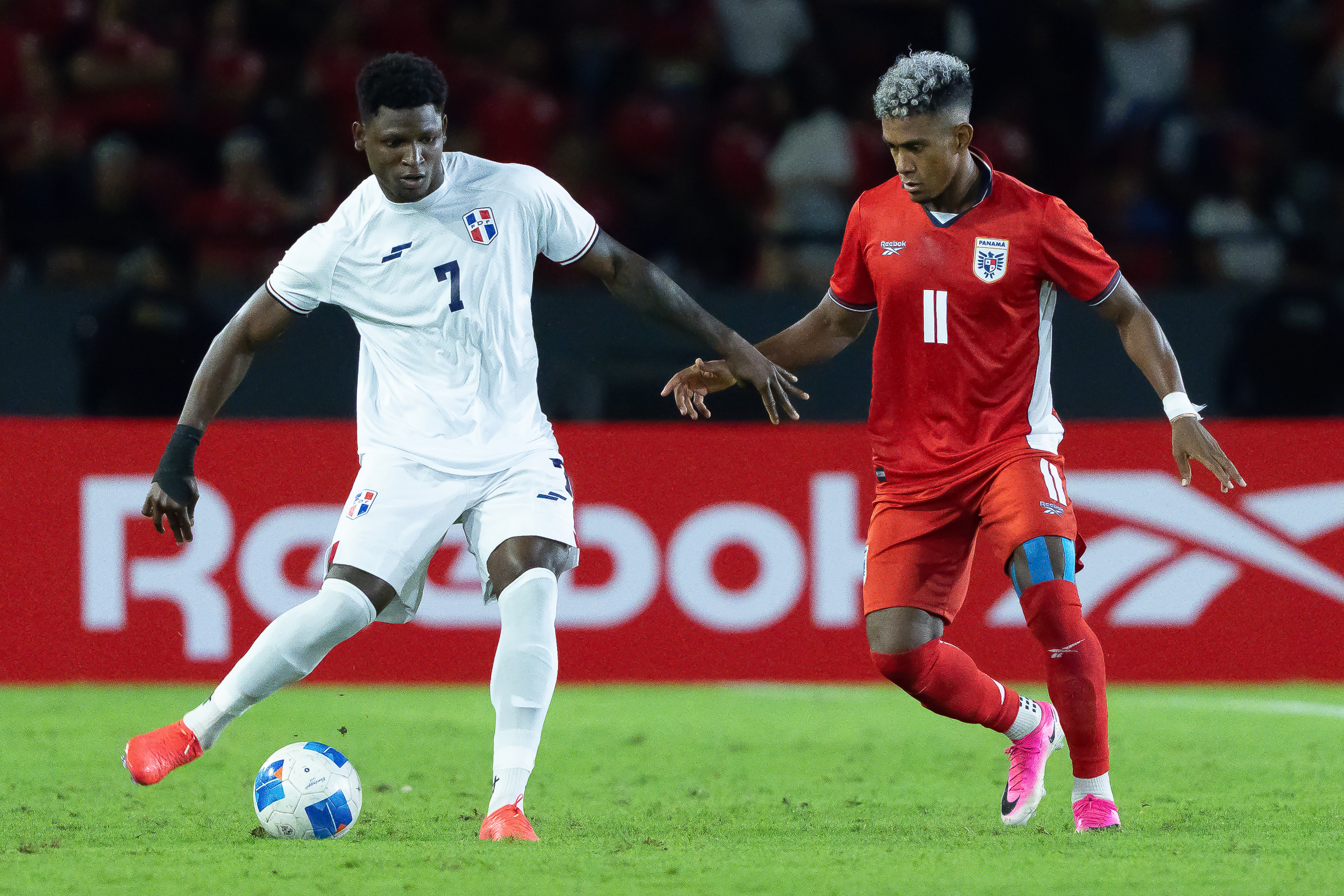 AME8351. CIUDAD DE PANAMÁ (PANAMÁ), 03/06/2026.- Yoel Bárcenas (d) de Panamá disputa un balón con Erick Japa de Dominicana este miércoles, en un partido amistoso entre Panamá y República Dominicana, previo a la Copa Mundial de Fútbol de 2026, en el estadio Rommel Fernández en Ciudad de Panamá (Panamá). EFE/ Eliecer Aizprua
