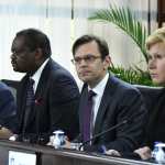 Guatemala mantiene una perspectiva favorable para alcanzar el grado de inversión, pero necesita impulsar reformas, sobre todo en infraestructura, según la evaluación del Fondo Monetario Internacional (FMI). Al centro, Alexander Culiuc, jefe de misión para Guatemala, durante una conferencia de prensa. (Foto Prensa Libre: EFE)
