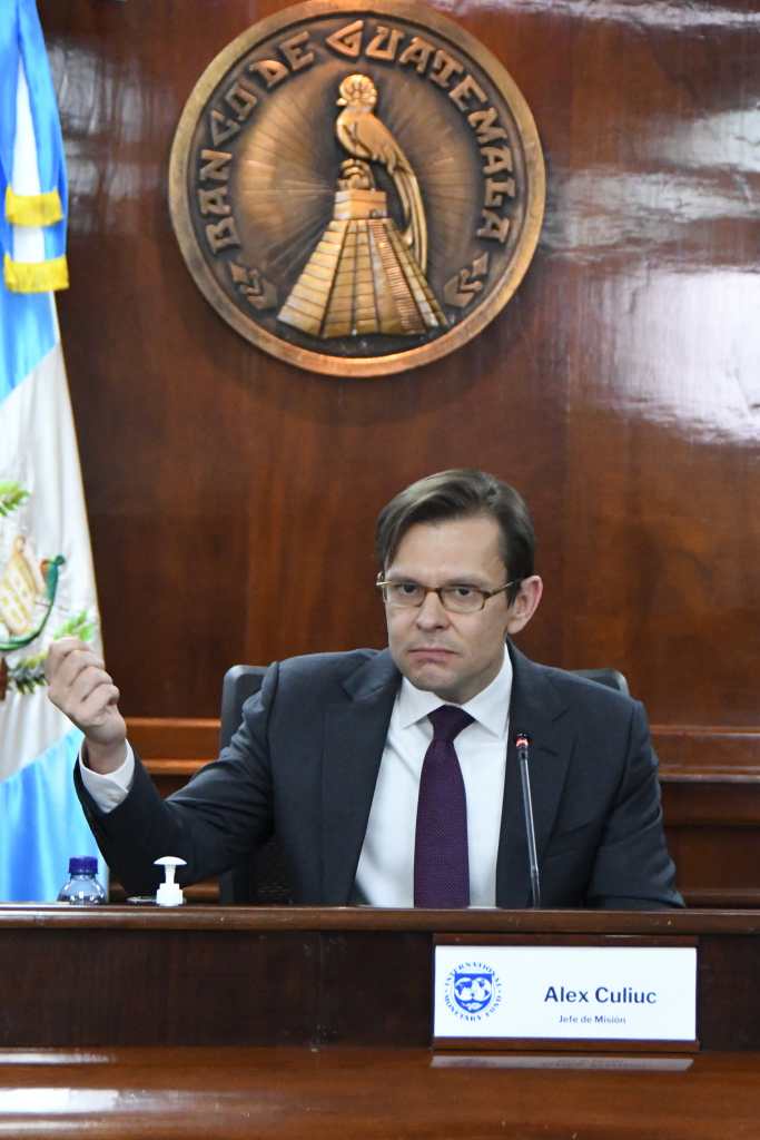En junio pasado, el jefe de misión del FMI, Alex Culiuc, reconoció los esfuerzos actuales y previstos de la SAT para aumentar la recaudación. No obstante, advirtió que es necesario evitar medidas como la eliminación de impuestos o la introducción de regímenes tributarios especiales que erosionen aún más la base imponible. (Foto Prensa Libre: EFE)