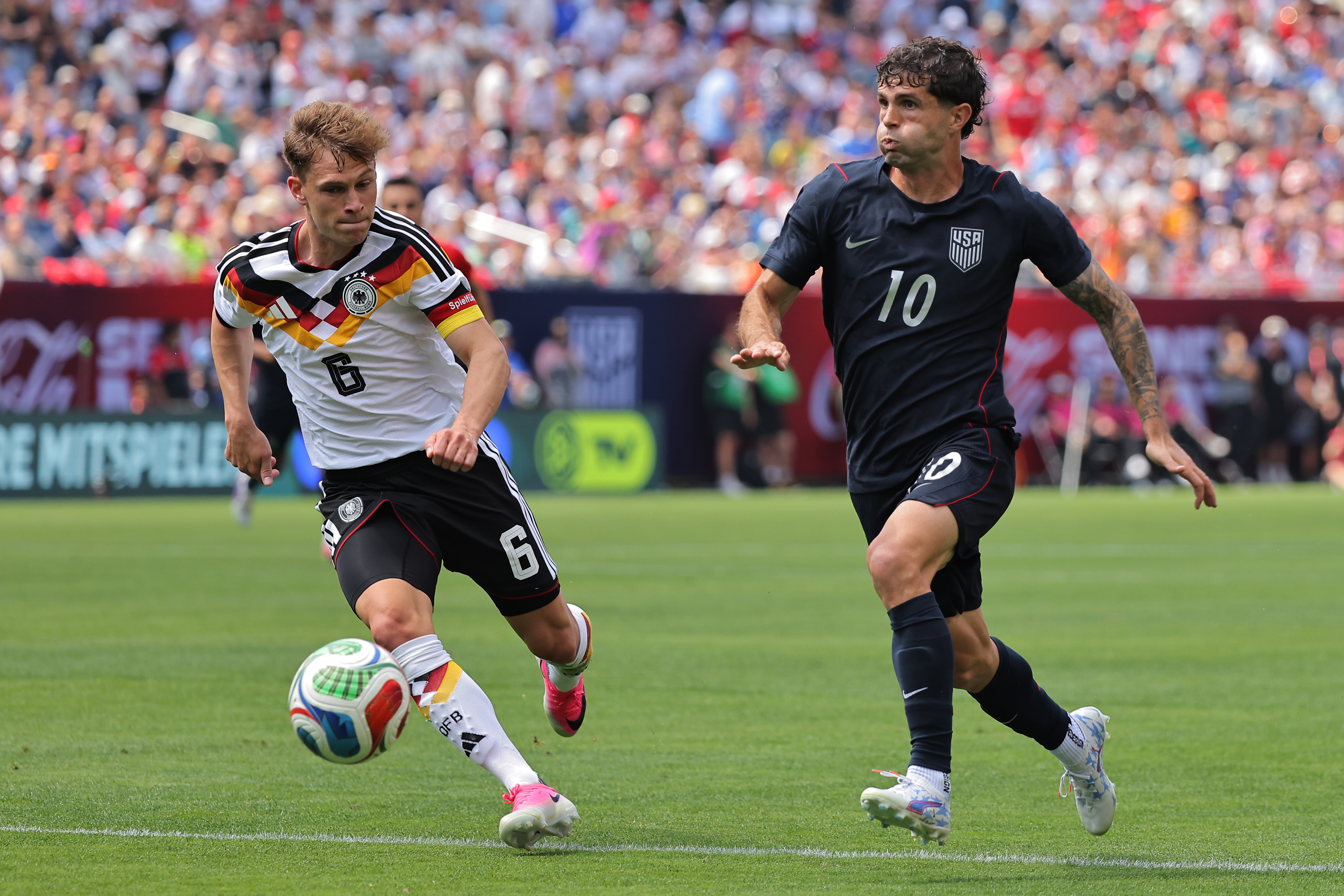 AMDEP6420. CHICAGO (ESTADOS UNIDOS), 06/06/2026.- Christian Pulisic (d) de Estados Unidos disputa un balón con Joshua Kimmich este sábado, en un partido amistoso previo al Mundial de la FIFA 2026 entre Estados Unidos y Alemania en el estadio Soldier Field en Chicago (Estados Unidos). EFE/ Kenneth Fernández