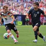AMDEP6420. CHICAGO (ESTADOS UNIDOS), 06/06/2026.- Christian Pulisic (d) de Estados Unidos disputa un balón con Joshua Kimmich este sábado, en un partido amistoso previo al Mundial de la FIFA 2026 entre Estados Unidos y Alemania en el estadio Soldier Field en Chicago (Estados Unidos). EFE/ Kenneth Fernández