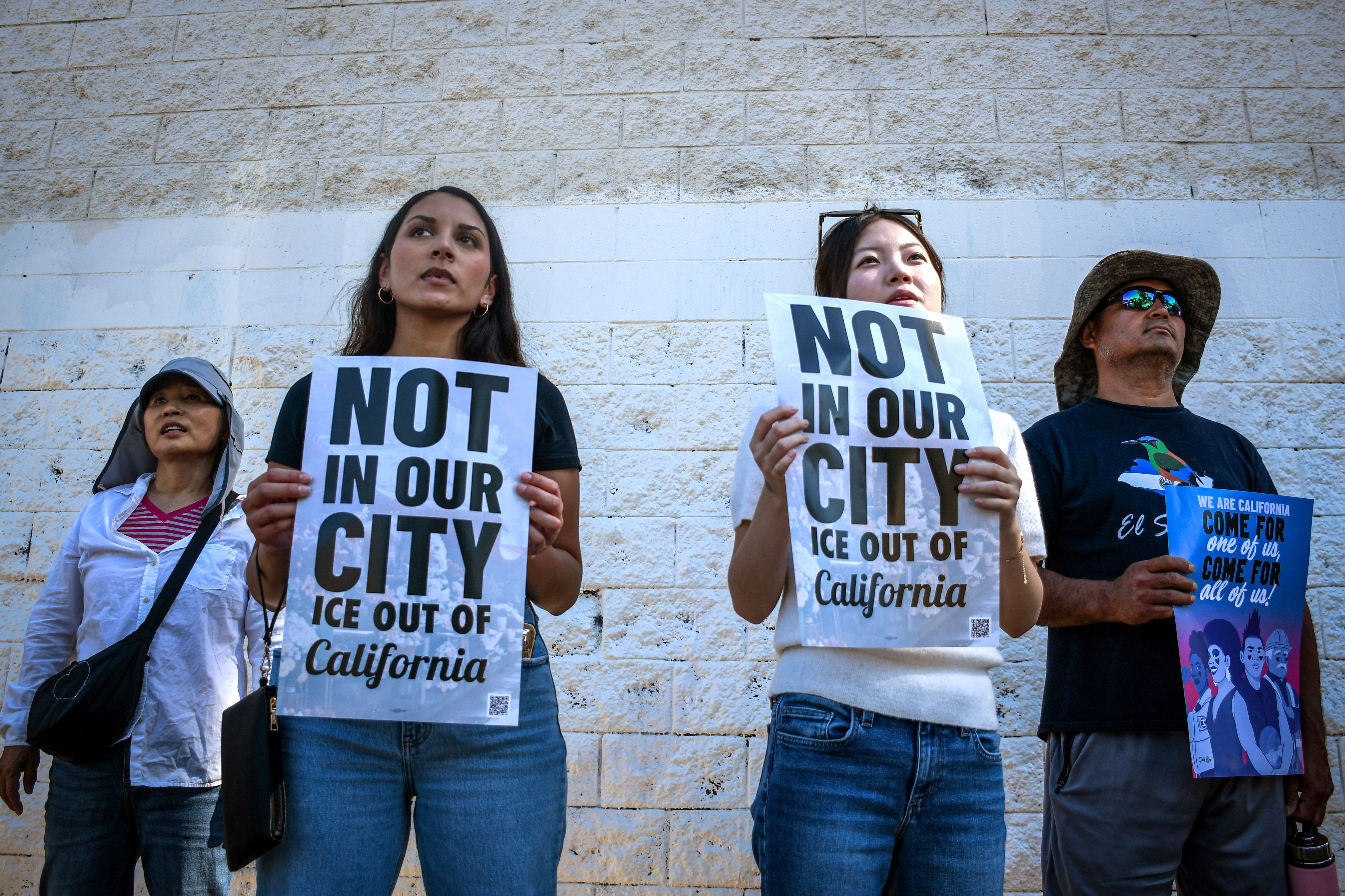 ACOMPAÑA CRÓNICA: EEUU INMIGRACIÓN USA1493. LOS ÁNGELES (CA, EEUU), 06/06/2026.- Fotografía de archivo del 10 de julio de 2025 donde aparecen personas sosteniendo carteles que piden la retirada del Servicio de Inmigración y Control de Aduanas (ICE) de California, durante una protesta en Los Ángeles (Estados Unidos). Una huella imborrable de dolor, pero también una de resistencia, dejaron en Los Ángeles las redadas migratorias desatadas hace un año, cuando el condado sirvió de laboratorio para probar la máquina de deportaciones masivas del presidente Donald Trump,  que produjo la muerte de indocumentados y estadounidenses. EFE/ David Toro / ARCHIVO
