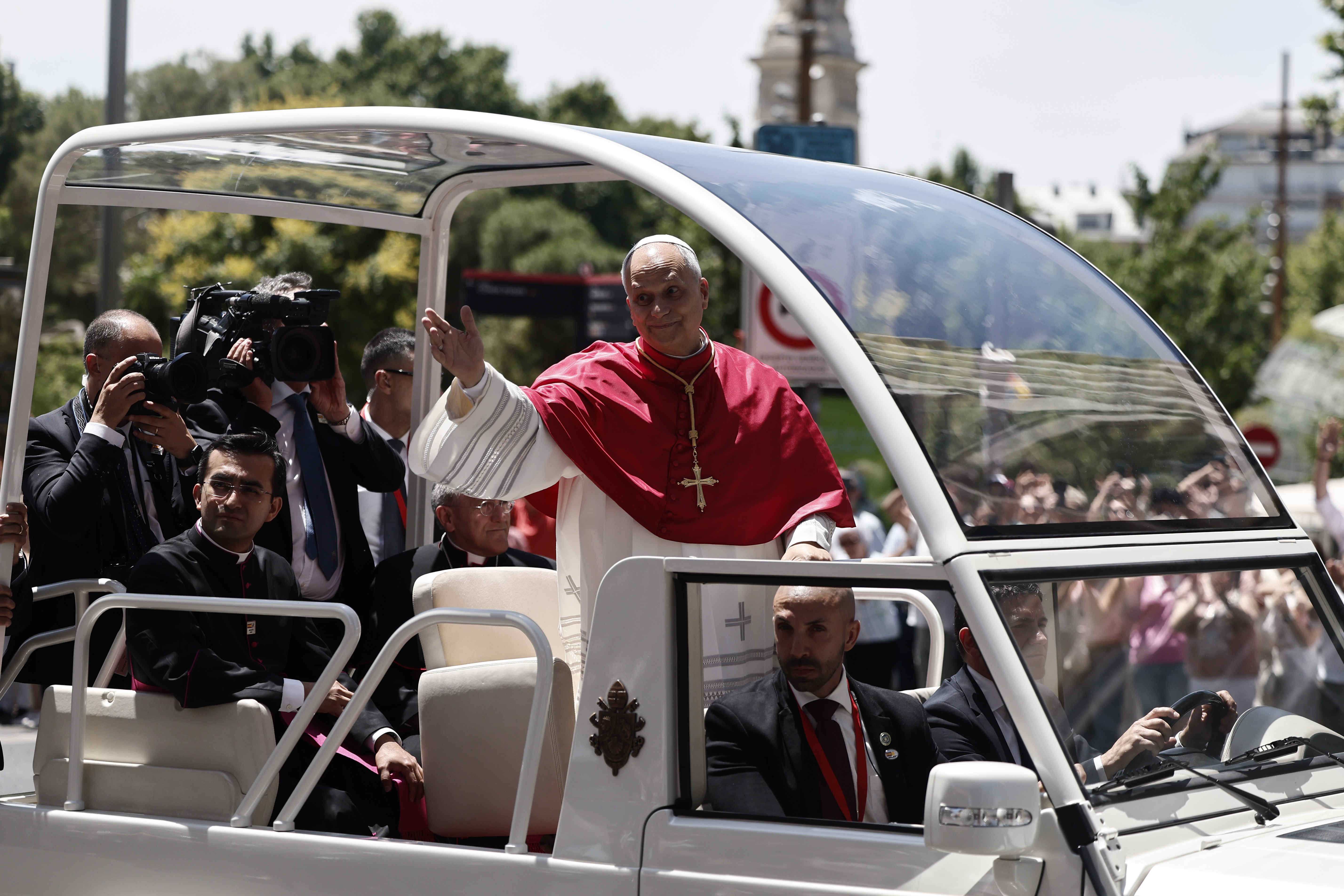 Más de 130 mil personas reciben a León XIV en Madrid; el papa advierte sobre la polarización