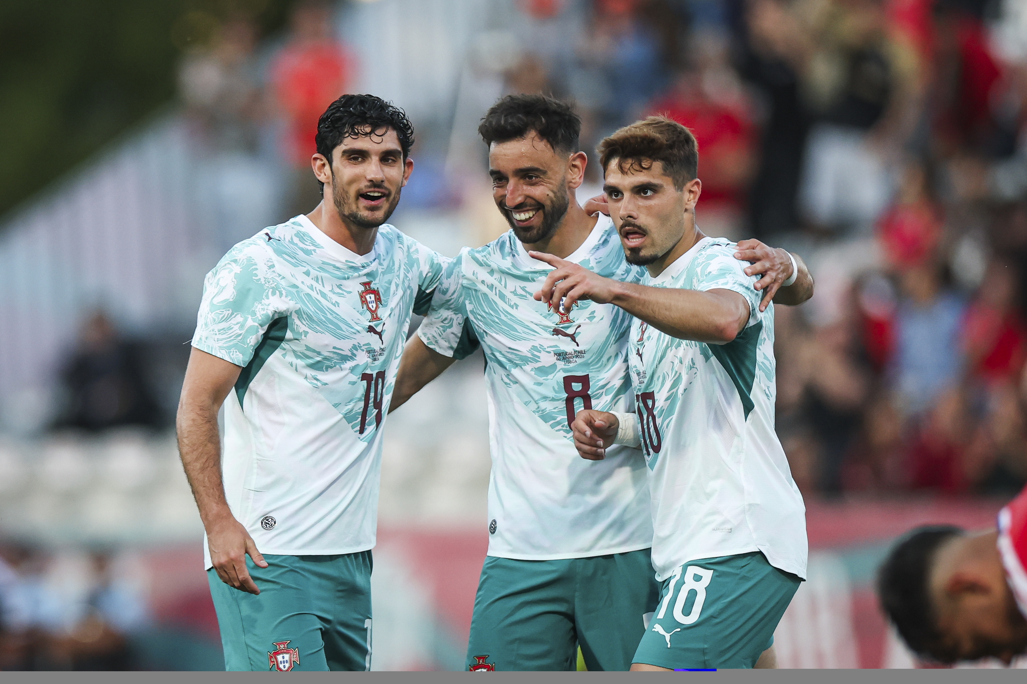 Oeiras (Portugal), 06/06/2026.- Portugal's Bruno Fernandes (C) celebrates with Goncalo Guedes (L) and Pedro Neto after scoring a goal during the international soccer friendly match Portugal against Chile held at National Stadium, in Oeiras, Portugal, 06 June 2026. (Futbol, Amistoso) EFE/EPA/JOSE SENA GOULAO