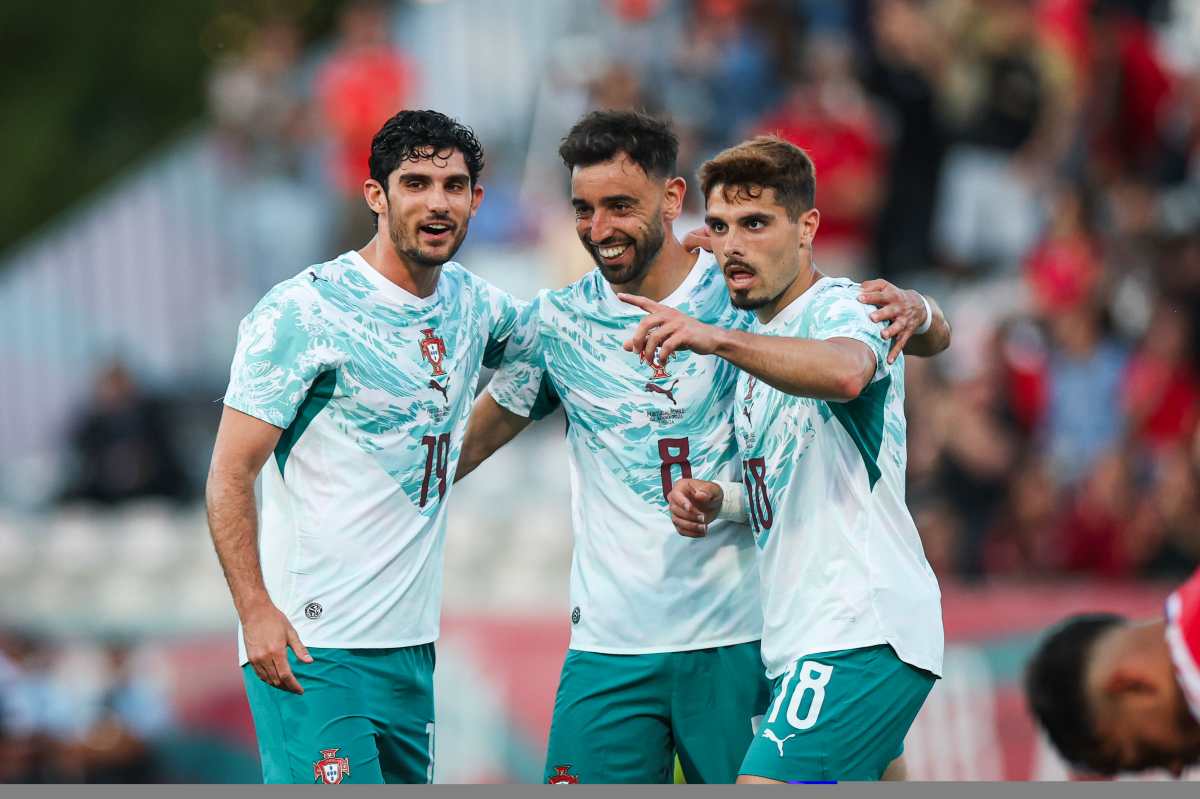 Portugal vence 2-1 a Chile con goles de Guedes y Fernandes