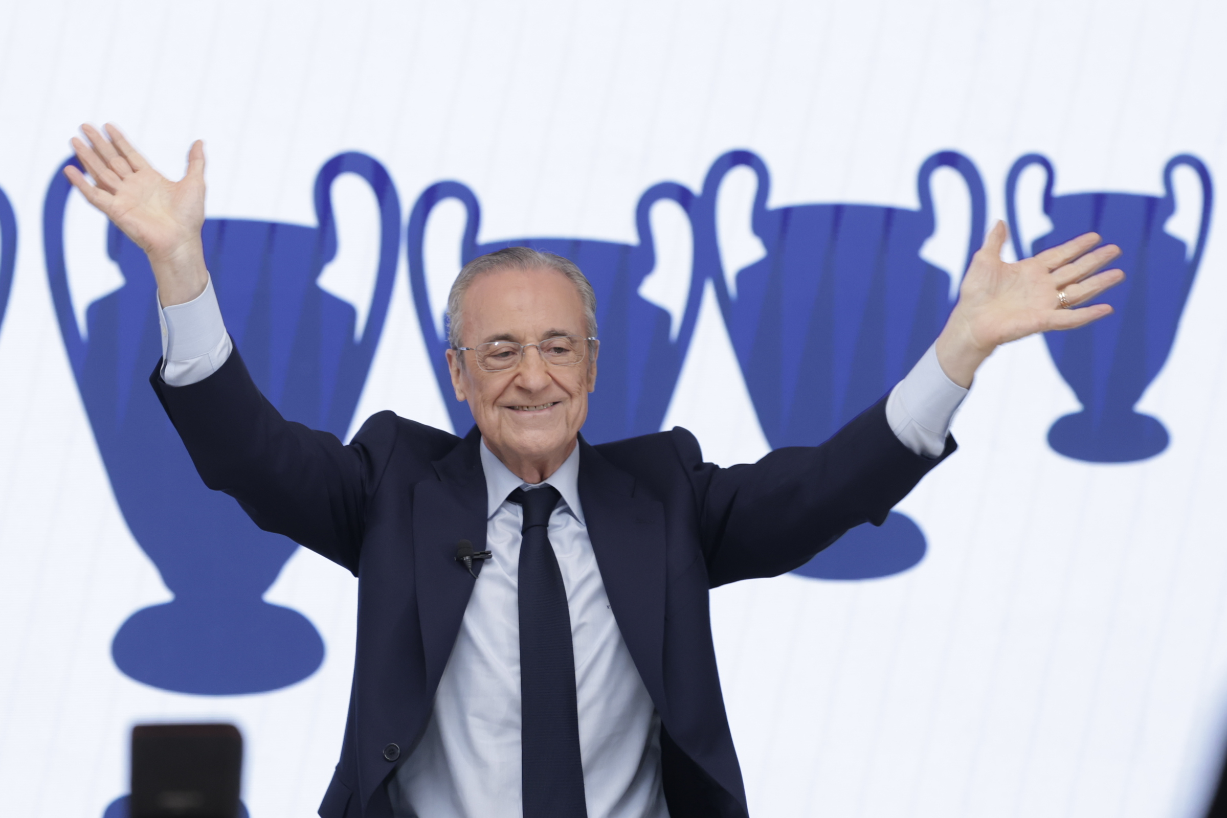 MADRID, 08/06/2026.- Florentino Pérez ha sido reelegido como presidente del Real Madrid, tras superar en las elecciones al otro candidato, Enrique Riquelme, según anunció Real Madrid TV, antes de facilitar los resultados oficiales, este domingo en Madrid. EFE/Juanjo Martín