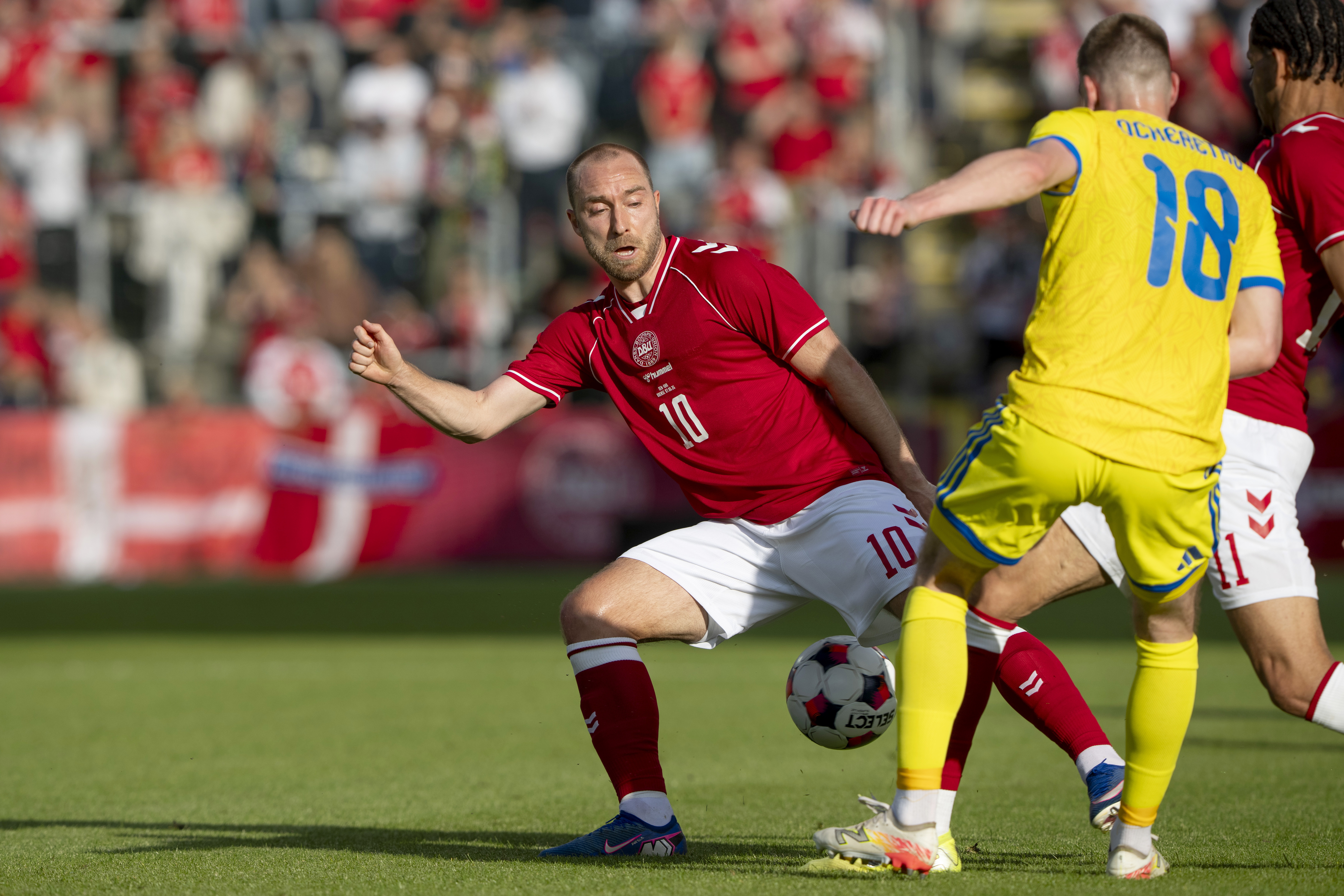 Odense (Denmark), 07/06/2026.- Denmark's Christian Eriksen in action with Ukraine's Oleh Ocheretko during the international soccer friendly match Denmark against Ukraine at Odense Stadium, in Odense, Denmark, 07 June 2026. (Futbol, Amistoso, Dinamarca, Ucrania) EFE/EPA/Bo Amstrup DENMARK OUT