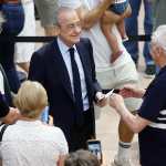 MADRID, 07/06/2026.- Florentino Pérez a su llegada al pabellón de baloncesto de la Ciudad Deportiva Valdebebas para votar en las elecciones a la presidencia del Real Madrid, este domingo. Los socios del club toman este domingo la palabra para elegir, 20 años después de las últimas elecciones con más de un candidato, entre la continuidad de Florentino Pérez, con Mourinho, Konaté, Dumfries y un fichaje de 150 millones de euros como reclamo, o el cambio que postula Enrique Riquelme, con Haaland, Rodri y Klopp en su oferta. EFE/ Rodrigo Jiménez MADRID, 07/06/2026.- Florentino Pérez a su llegada al pabellón de baloncesto de la Ciudad Deportiva Valdebebas para votar en las elecciones a la presidencia del Real Madrid, este domingo. Los socios del club toman este domingo la palabra para elegir, 20 años después de las últimas elecciones con más de un candidato, entre la continuidad de Florentino Pérez, con Mourinho, Konaté, Dumfries y un fichaje de 150 millones de euros como reclamo, o el cambio que postula Enrique Riquelme, con Haaland, Rodri y Klopp en su oferta. EFE/ Rodrigo Jiménez
