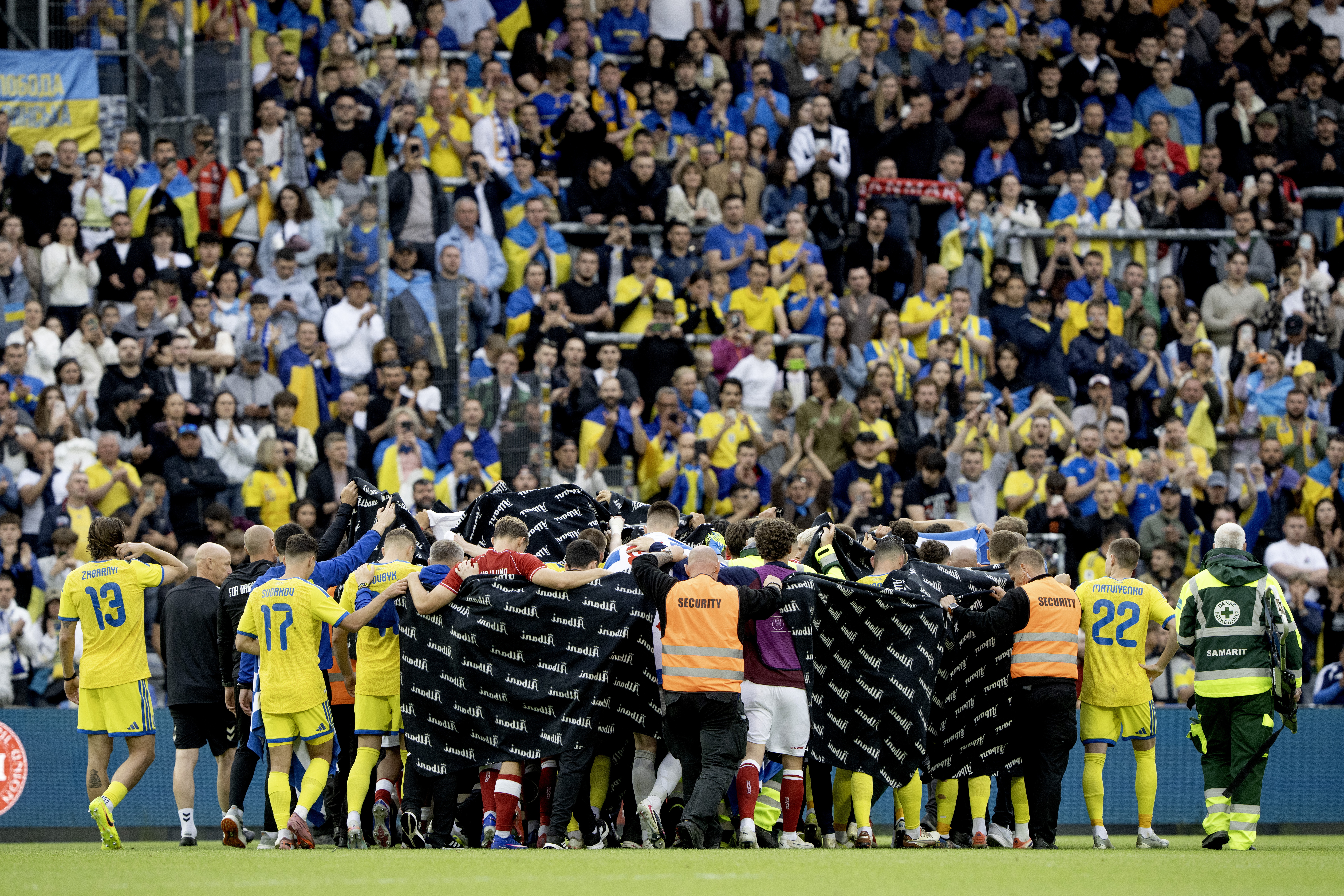 Odense (Denmark), 07/06/2026.- Denmark's and Ukraine's players accompany Danish player Christian Eriksen to a waiting ambulance during the international soccer friendly match Denmark against Ukraine at Odense Stadium, in Odense, Denmark, 07 June 2026. Danish player Christian Eriksen collapsed on the grass in the second half of match but was able to leave the field on his own. (Futbol, Amistoso, Dinamarca, Ucrania) EFE/EPA/Bo Amstrup DENMARK OUT