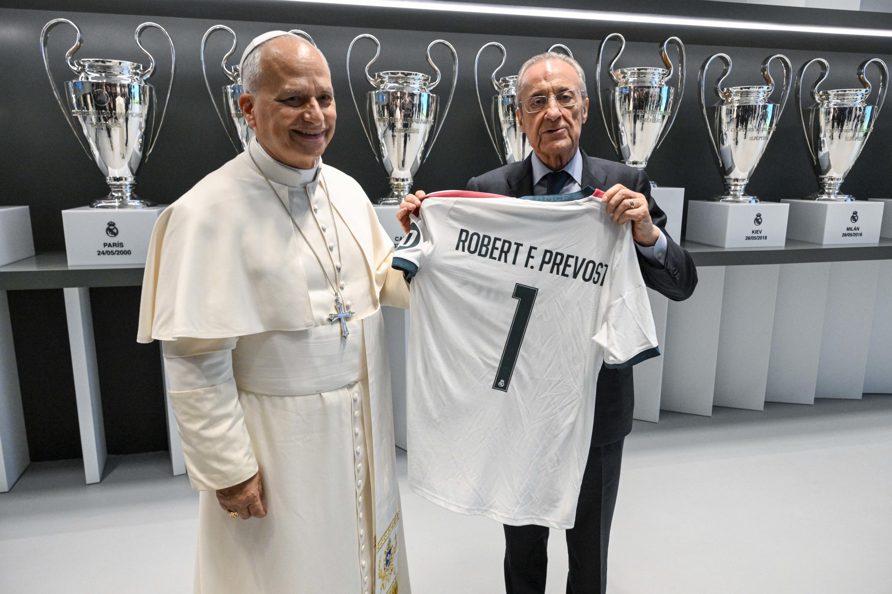 VATICAN CITY (Vatican City State (Holy See)), 08/06/2026.- A handout picture provided by the Vatican Media shows President of Real Madrid Florentino Perez (R) welcoming Pope Leo XIV at the Santiago Bernabeu Stadium where the Pope is meeting with the Diocesan Community in Madrid, Spain, 08 June 2026. (Papa, España) EFE/EPA/VATICAN MEDIA HANDOUT HANDOUT EDITORIAL USE ONLY/NO SALES