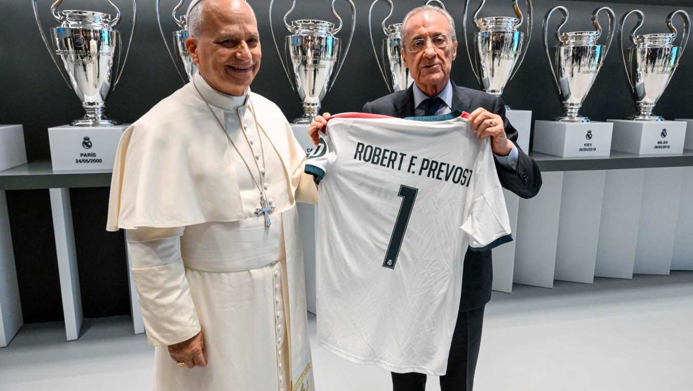 VATICAN CITY (Vatican City State (Holy See)), 08/06/2026.- A handout picture provided by the Vatican Media shows President of Real Madrid Florentino Perez (R) welcoming Pope Leo XIV at the Santiago Bernabeu Stadium where the Pope is meeting with the Diocesan Community in Madrid, Spain, 08 June 2026. (Papa, España) EFE/EPA/VATICAN MEDIA HANDOUT HANDOUT EDITORIAL USE ONLY/NO SALES