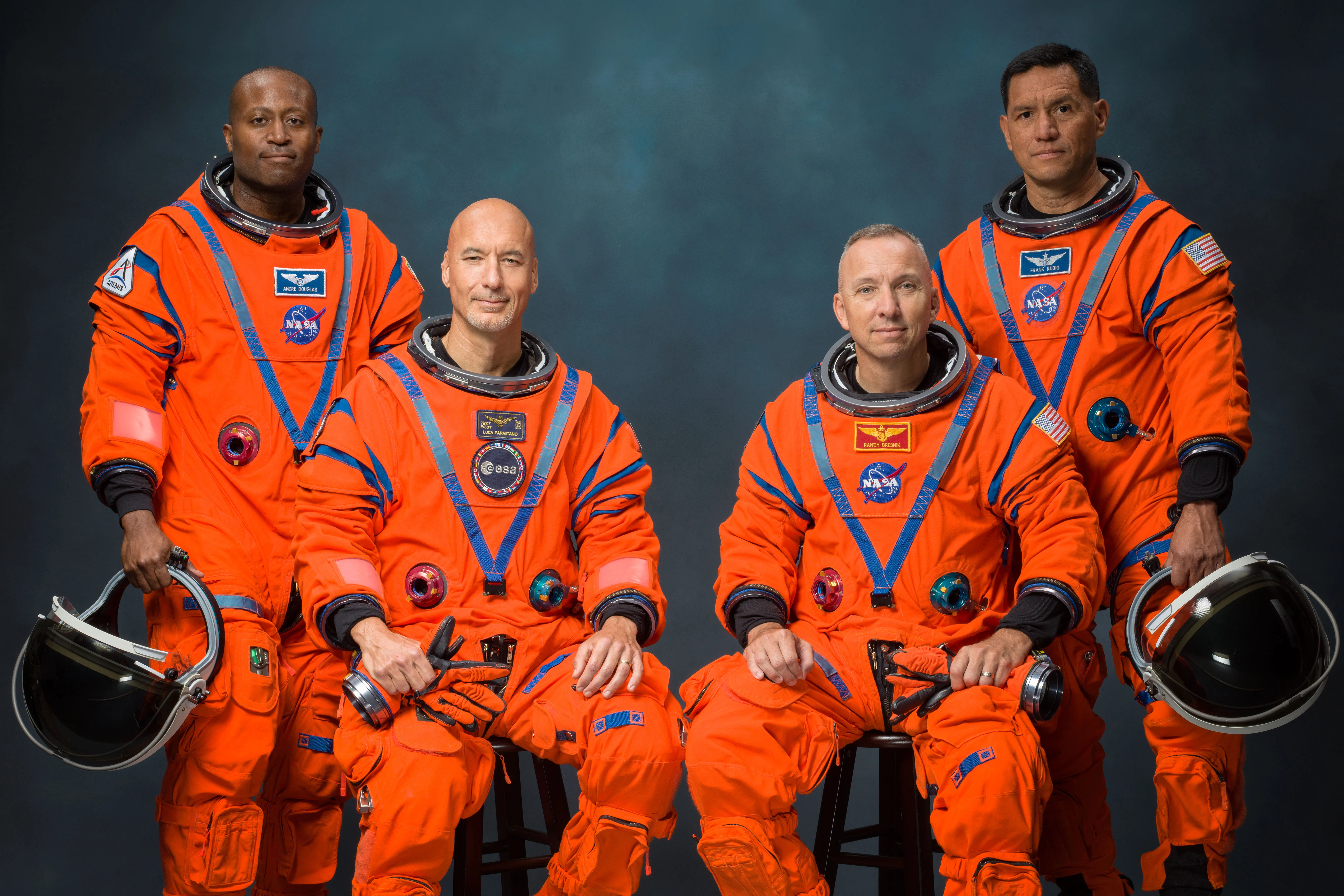 Fotografía cedida por la NASA de los integrantes de la tripulación de la misión Artemis III, de izquierda a derecha, Andre Douglas, Luca Parmitano, Randy Bresnik, y Frank Rubio. (Foto Prensa Libre: EFE)