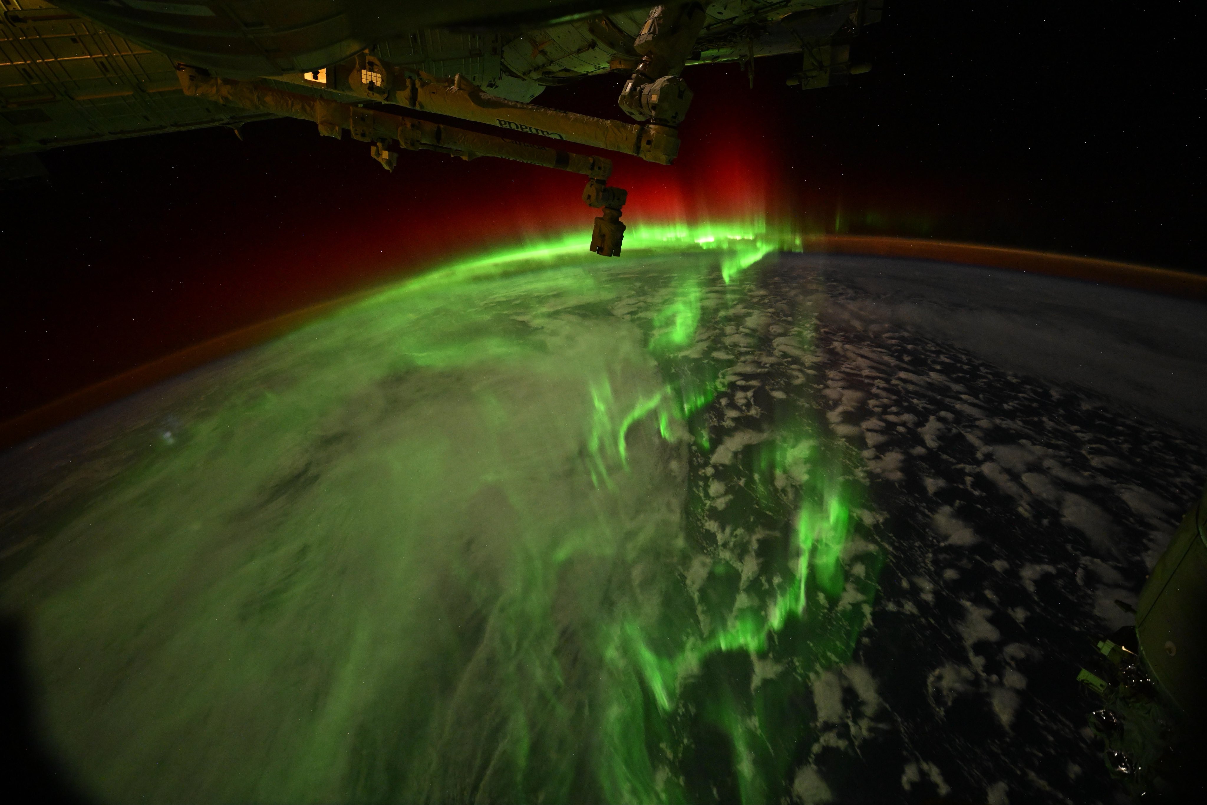 USA1506. MIAMI (ESTADOS UNIDOS), 09/06/2026.- Fotografía publicada en la cuenta oficial en X @Astro_Jessica de la astronauta de la NASA Jessica Meir, que muestra una vista de una aurora austral tomada desde la nave Dragon de SpaceX en la Estación Espacial Internacional (EEI). "Hay mucha actividad en este momento en la Estación Espacial, pero afortunadamente todos estamos a salvo y ayer presenciamos un despliegue espectacular de auroras australes gracias a un reciente evento solar", escribió la astronauta de la NASA Jessica Meir, en la red social X. EFE/ @Astro_Jessica /SOLO USO EDITORIAL/ NO VENTAS/ SOLO DISPONIBLE PARA ILUSTRAR LA NOTICIA QUE ACOMPAÑA (CRÉDITO OBLIGATORIO)