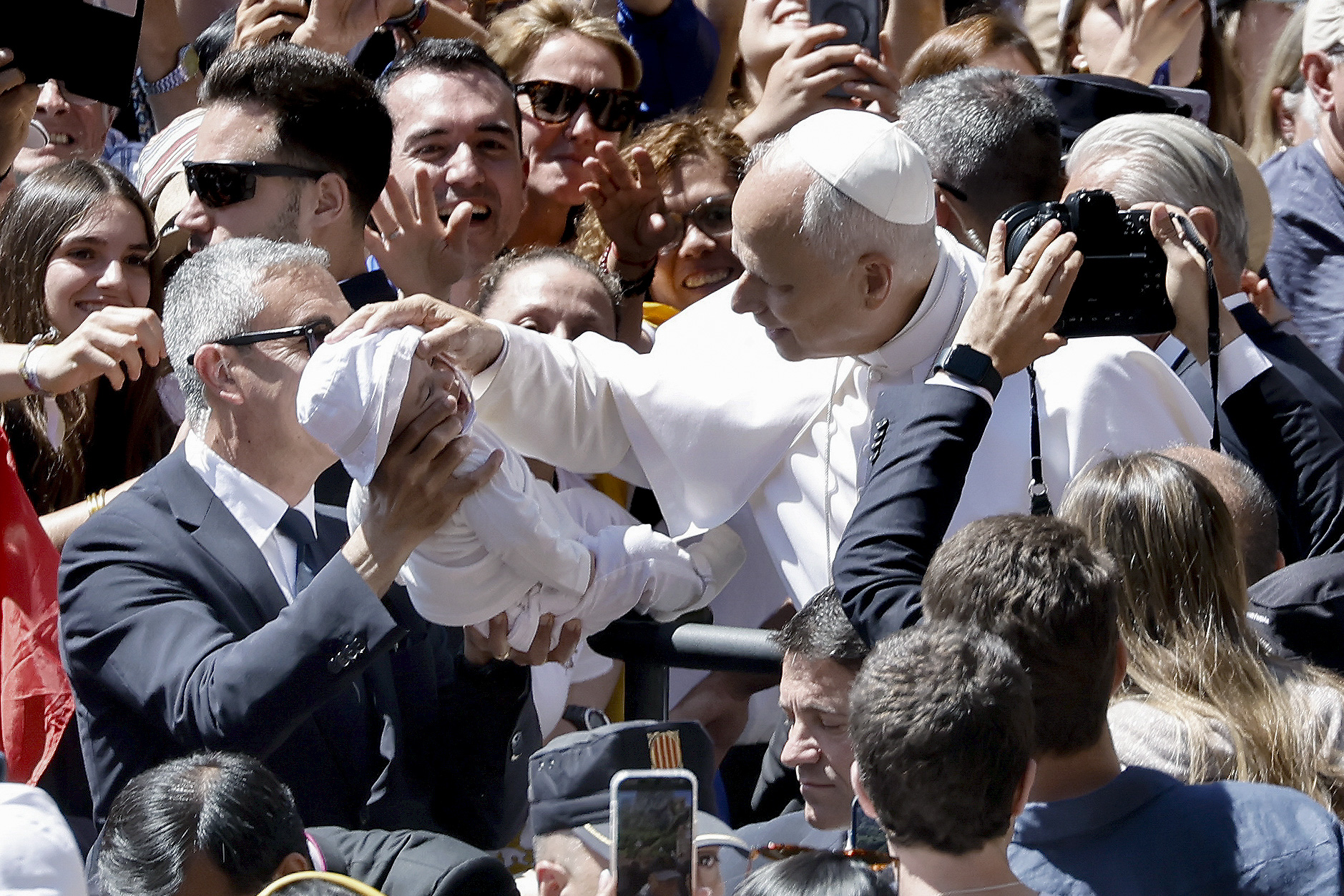 El encuentro entre el papa León XIV y Bad Bunny: el saludo que se produjo en Madrid durante una vigilia