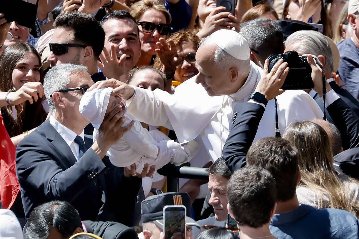 El encuentro entre el papa León XIV y Bad Bunny: el saludo q