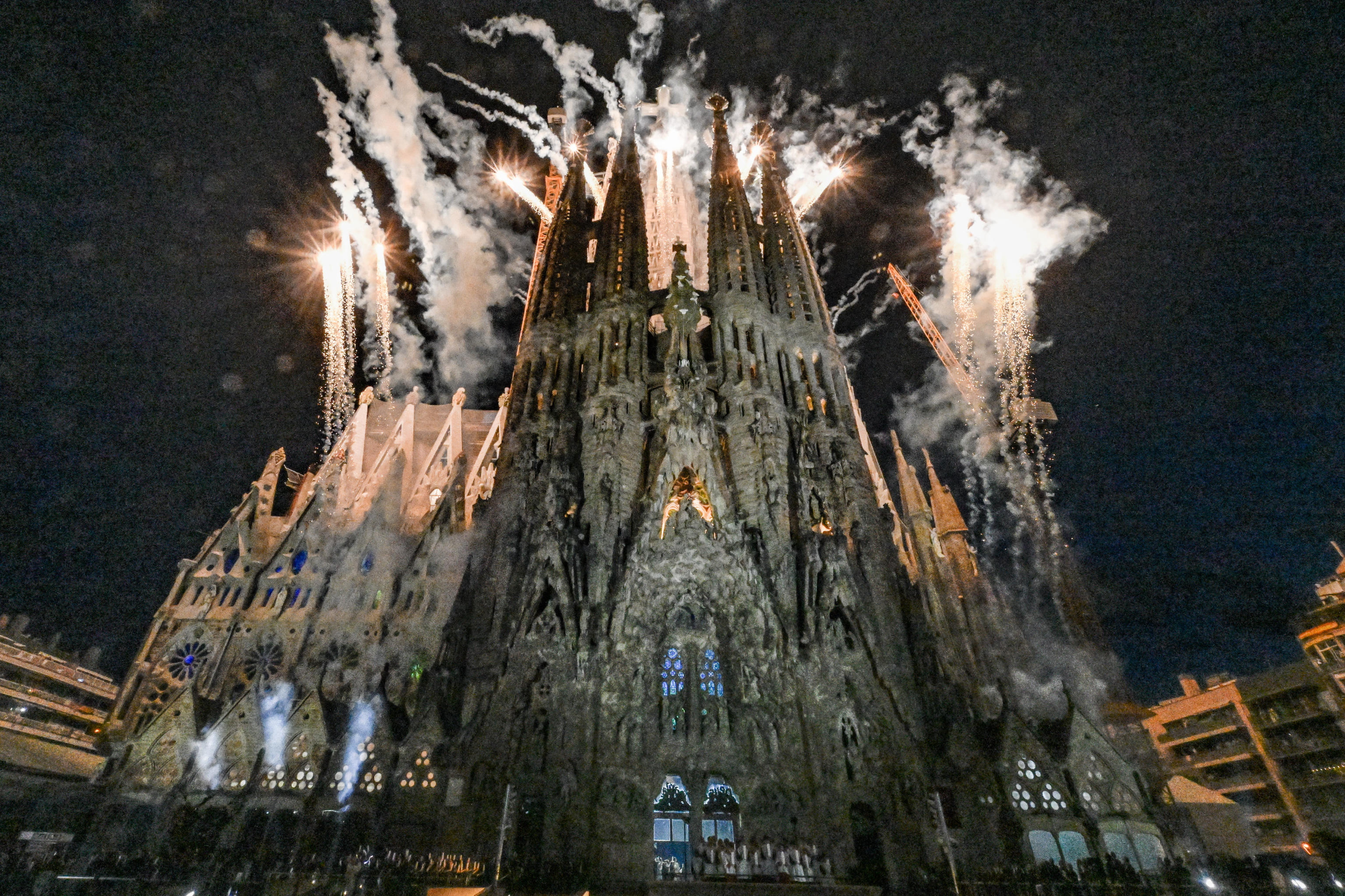 Barcelona (Spain), 10/06/2026.- Fireworks are set off outside the Sagrada Familia basilica following a Mass led by Pope Leo XIV in Barcelona, Spain, 10 June 2026. Pope Leo XIV is visiting Spain from 06 to 12 June 2026, with stops in Madrid, Barcelona, and the Canary Islands. (Papa, España) EFE/EPA/CIRO FUSCO