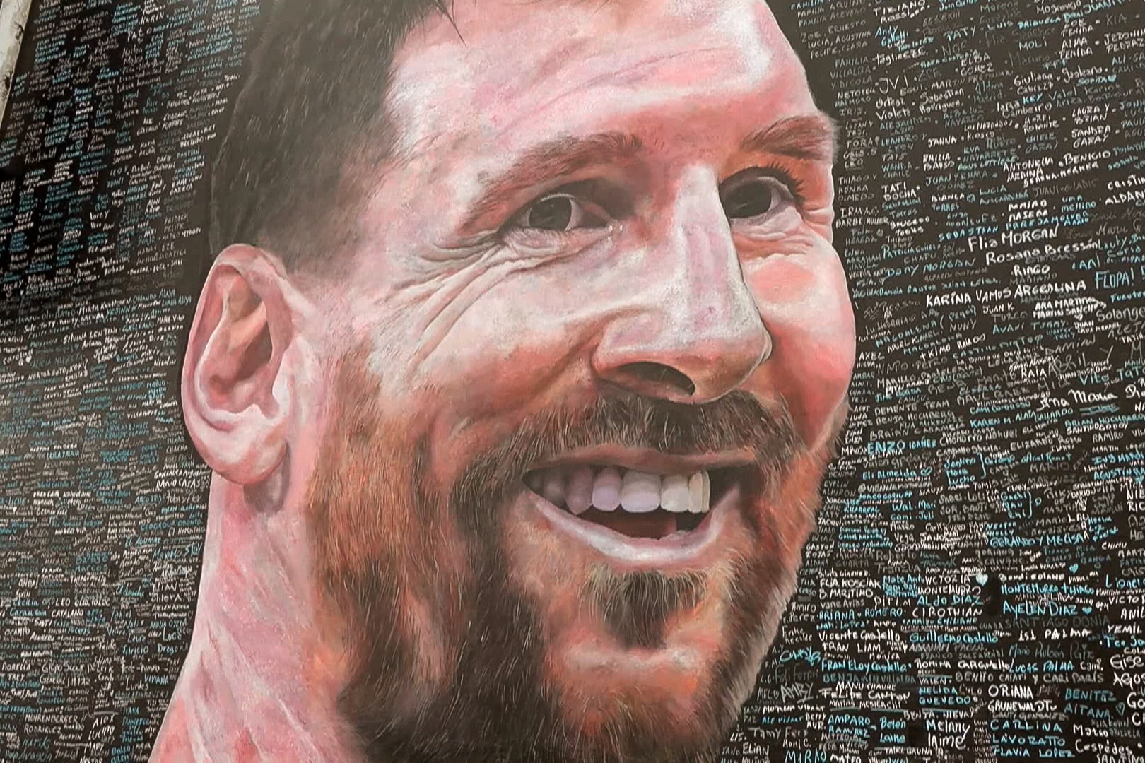 AME457. BERAZATEGUI (ARGENTINA), 10/06/2026.- Captura de video que muestra un mural de Lionel Messi este miércoles, en Berazategui (Argentina). Sobre una pared levantada en un estacionamiento de Berazategui, se alza el rostro de Messi rodeado por más de 1.000 firmas de vecinos, un mural impulsado por dos amigos que se ha convertido en un fenómeno viral y comunitario, que llevó al propio futbolista a enviar un mensaje de gratitud. EFE/ Julieta Barrera