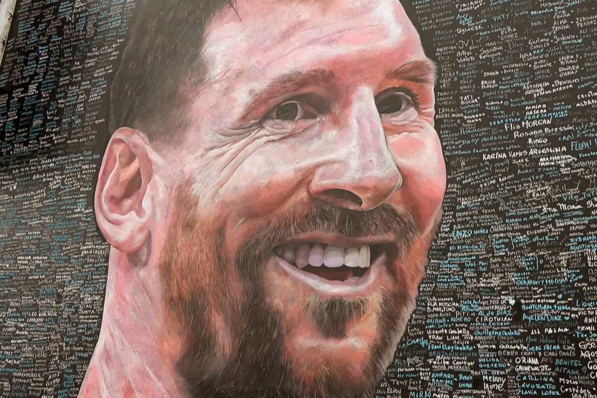 Video | El mural de Messi que reunió a más de 1,100 vecinos y recibió un mensaje del campeón del mundo