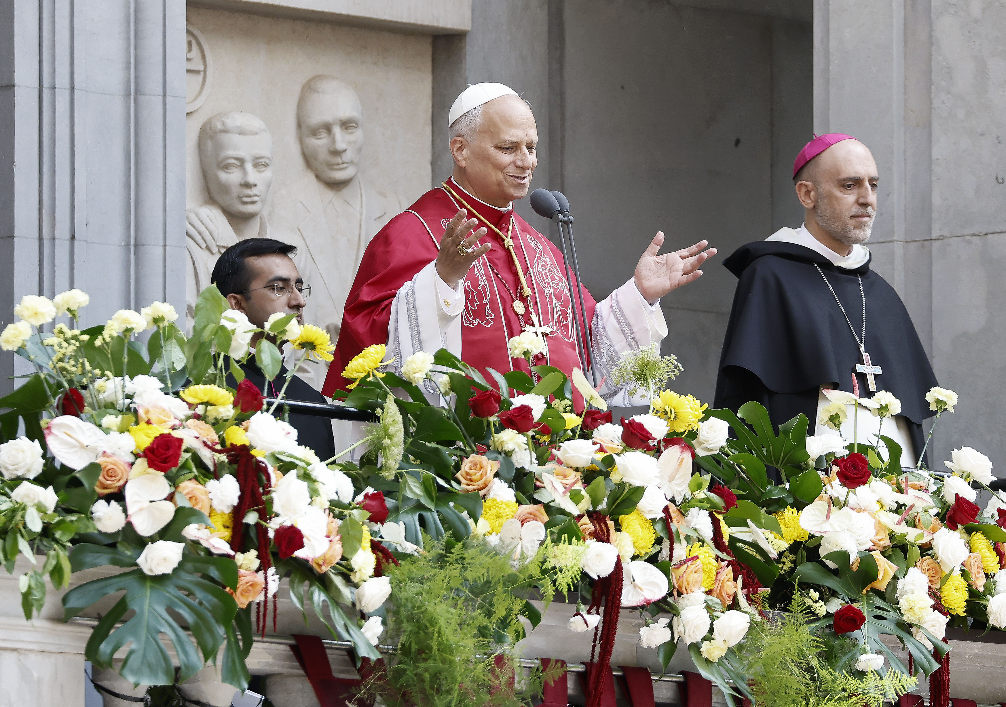 FOTODELDÍA MONISTROL DE MONTSERRAT (BARCELONA), 10/06/2026.- El papa León XIV sale al balcón de la Abadía de Nuestra Señora de Montserrat junto al obispo de Sant Feliu de Llobregat, Xabier Gómez García (d), tras el rosario celebrado este miércoles en Monistrol de Montserrat, Barcelona. EFE/Andreu Dalmau