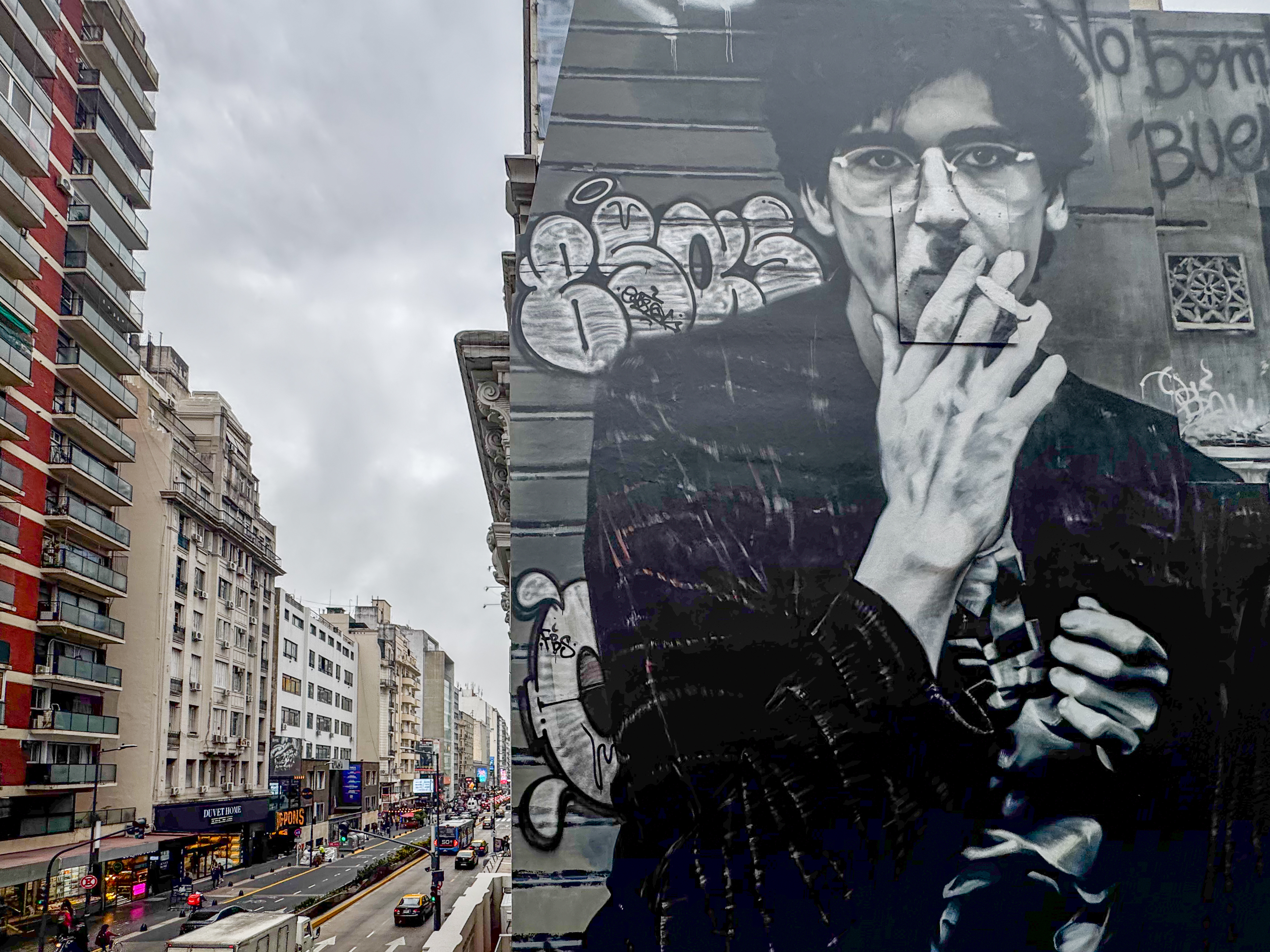 AME321. BUENOS AIRES (ARGENTINA), 10/06/2026.- Fotografía del 4 de junio de 2026 que muestra un mural del músico Charly García, en Buenos Aires (Argentina). Un mural de casi 200 metros cuadrados homenajea en una de las esquinas más icónicas de Buenos Aires al músico Charly García, a quien el artista a cargo de la obra, Ron, describe como un "prócer del rock". EFE/ Juan Ignacio Roncoroni